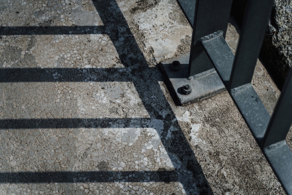 supporto in metallo nero su pavimento in cemento grigio