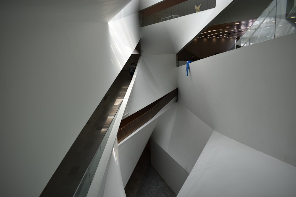 흰 벽이 있는 흰색 콘크리트 계단