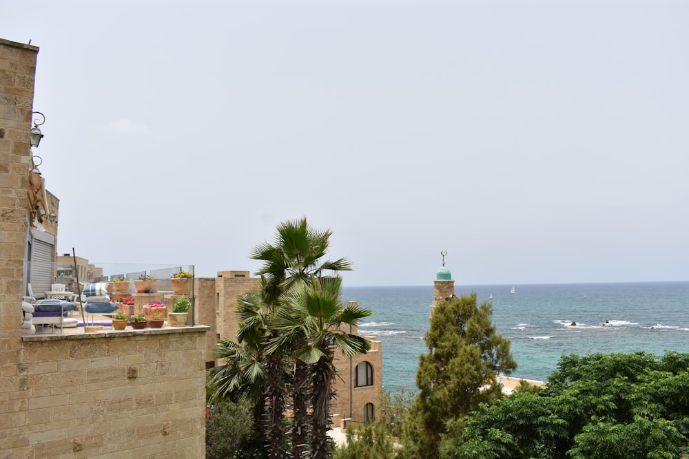 edificio in cemento marrone vicino allo specchio d'acqua durante il giorno