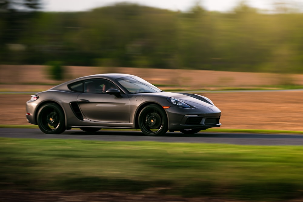 Porsche 911 nera su strada durante il giorno