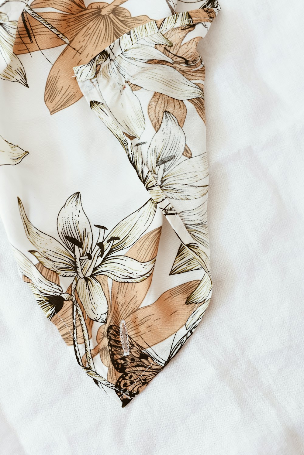Textil floral blanco y marrón
