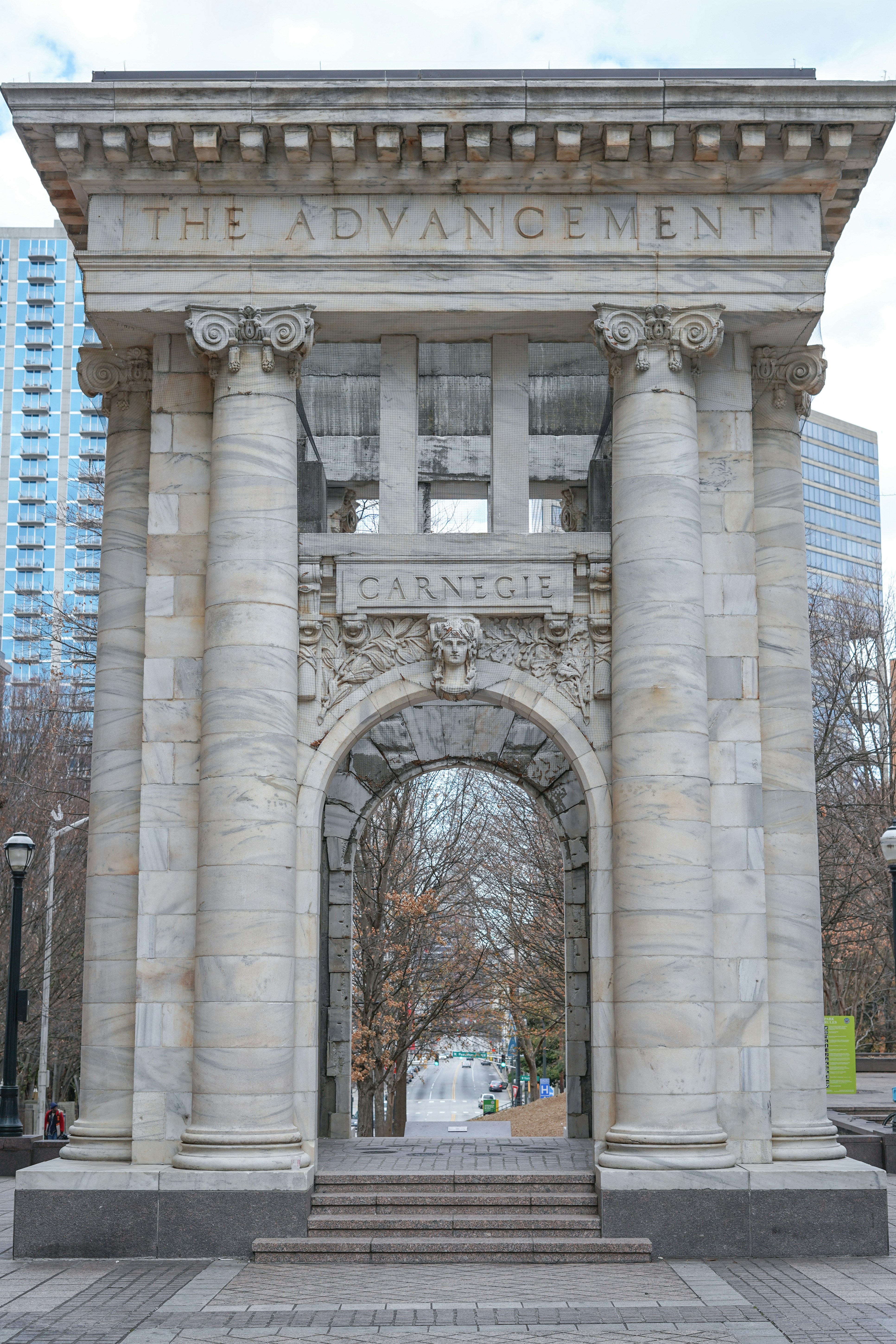 graues Betongebäude tagsüber