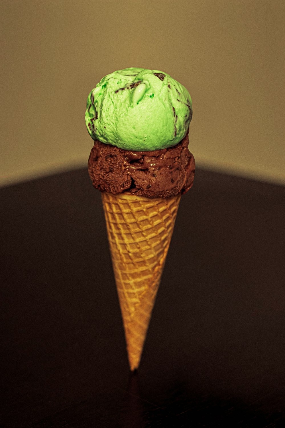 helado verde sobre cono marrón