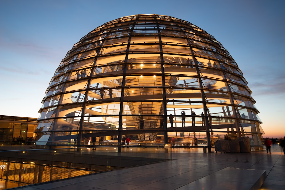 bâtiment en verre clair pendant la journée