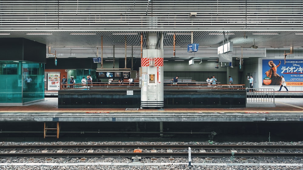 Train blanc et rouge sur les voies pendant la journée