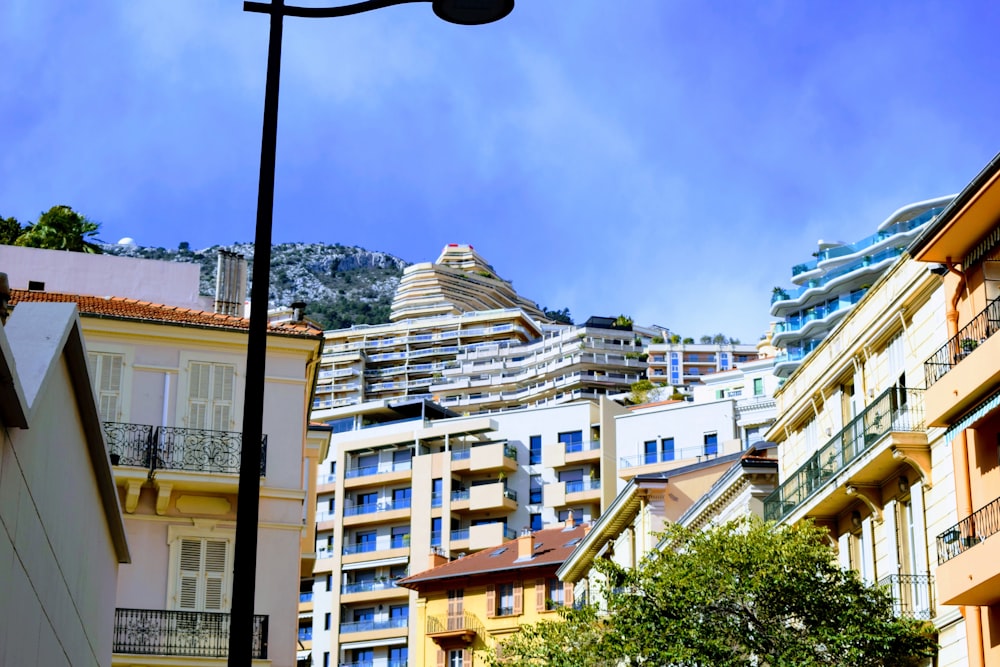 Edificio de hormigón blanco y marrón bajo el cielo azul durante el día