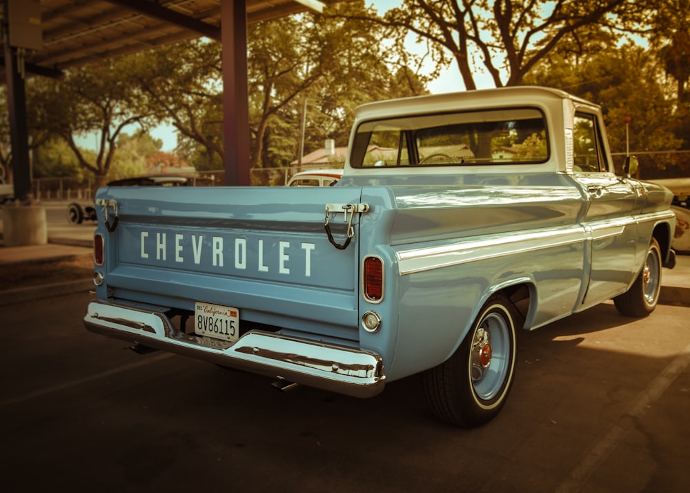 Weißer Chevrolet Single Cab Pickup tagsüber auf der Straße geparkt