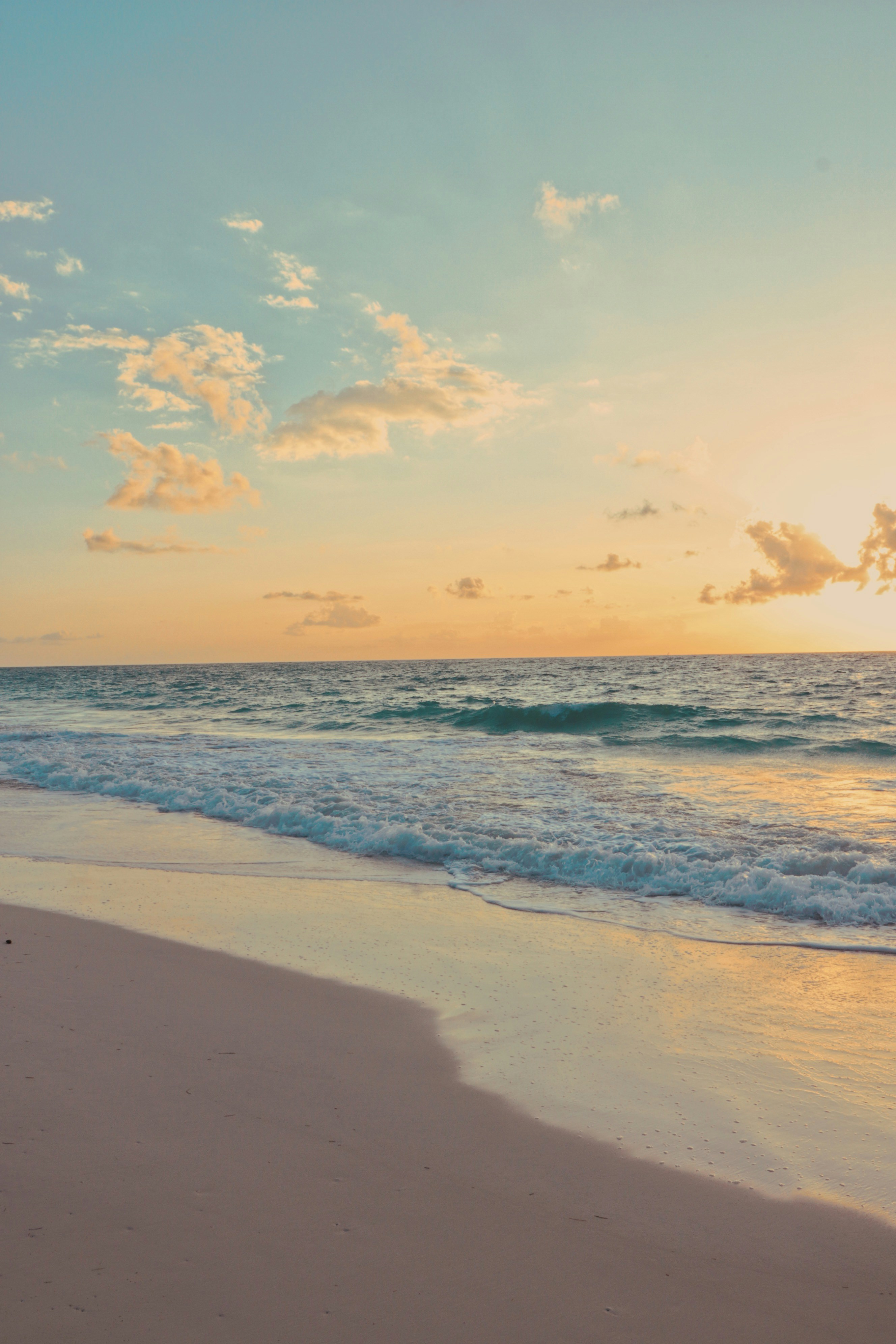 昼間に海岸に打ち寄せる海の波の写真 Unsplashで見つけるカンクンの無料写真