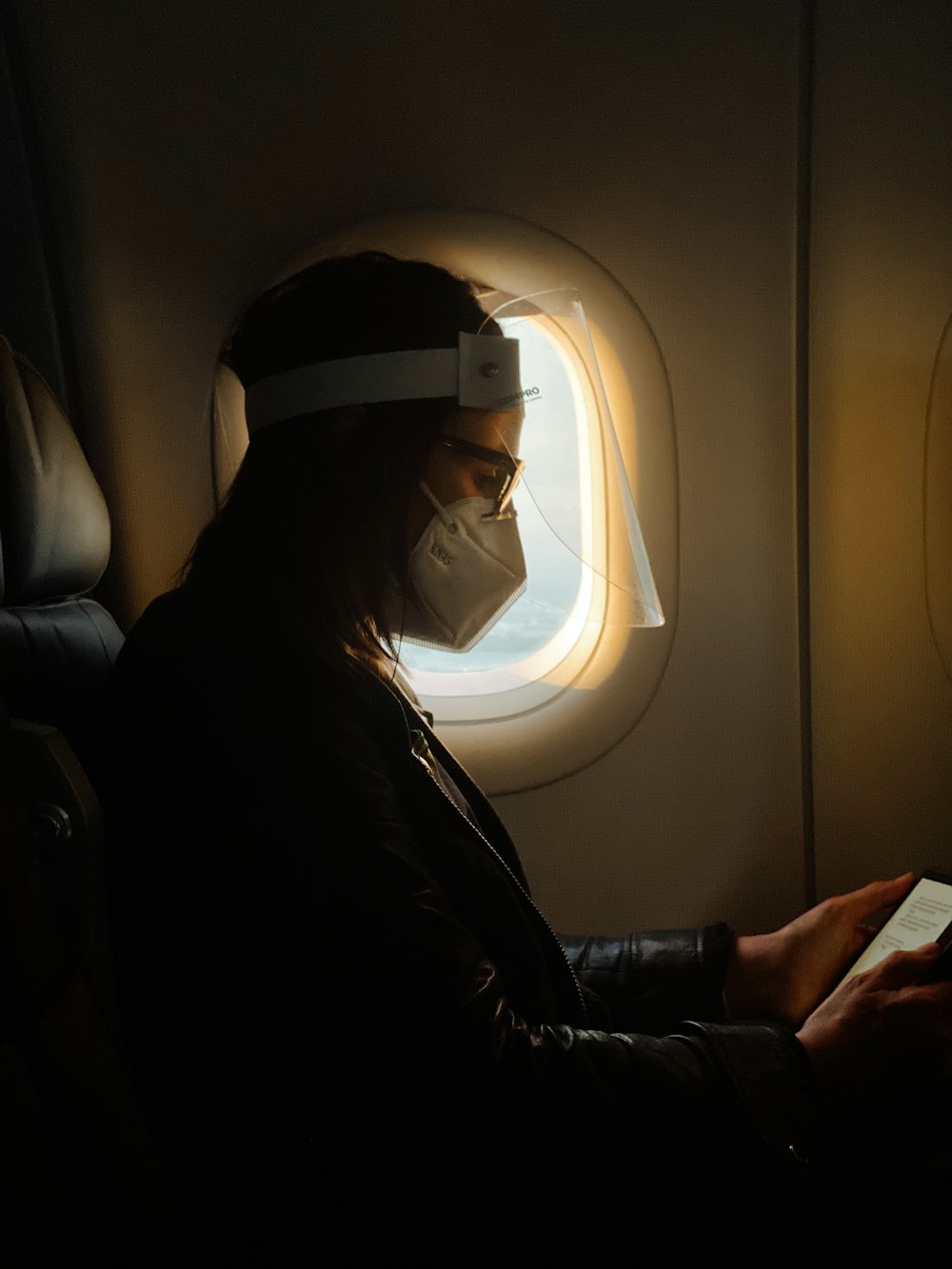 Hombre con chaqueta negra con auriculares blancos