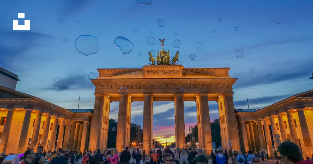 Foto zum Thema Menschen, die tagsüber auf der Straße in der Nähe des ...