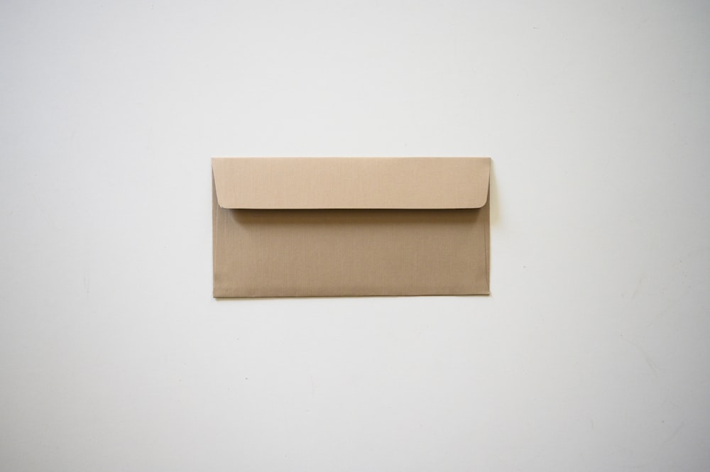 Caja de cartón marrón sobre mesa blanca