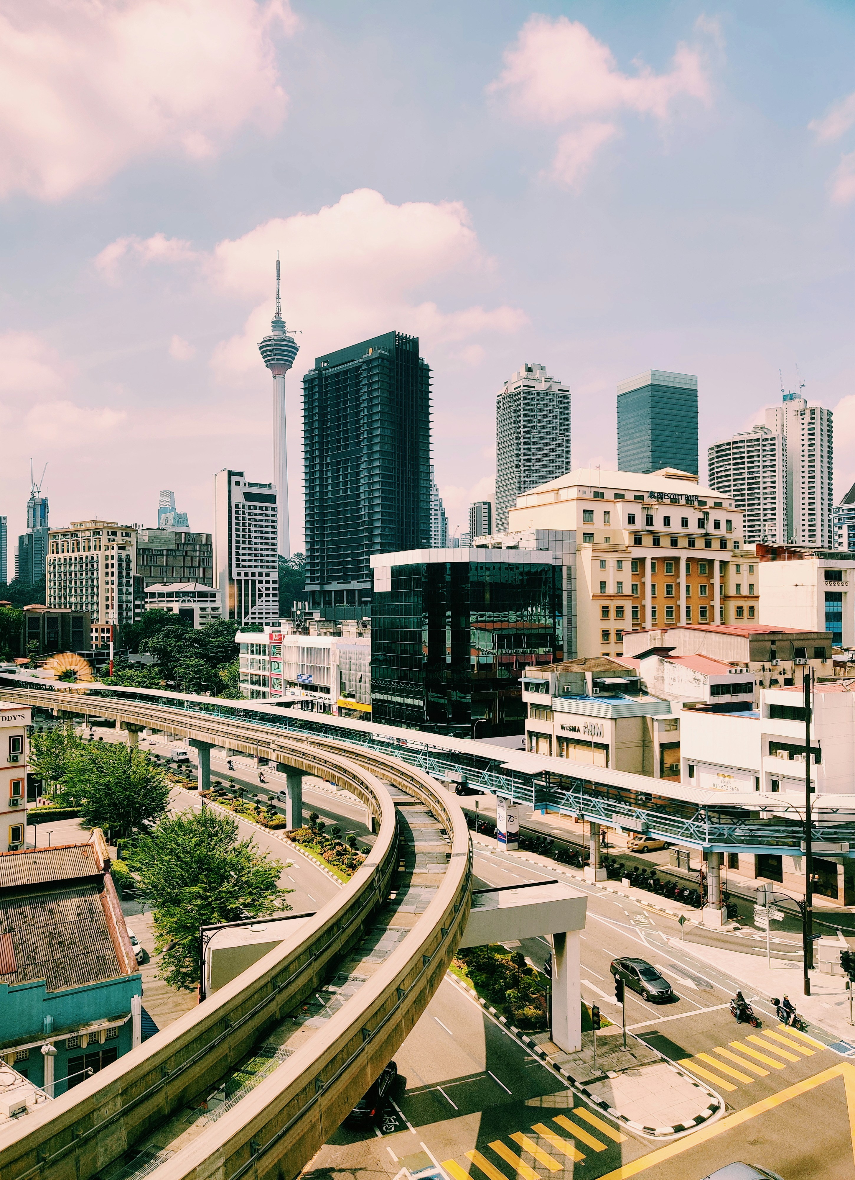 Edificios de la ciudad bajo el cielo blanco durante el día