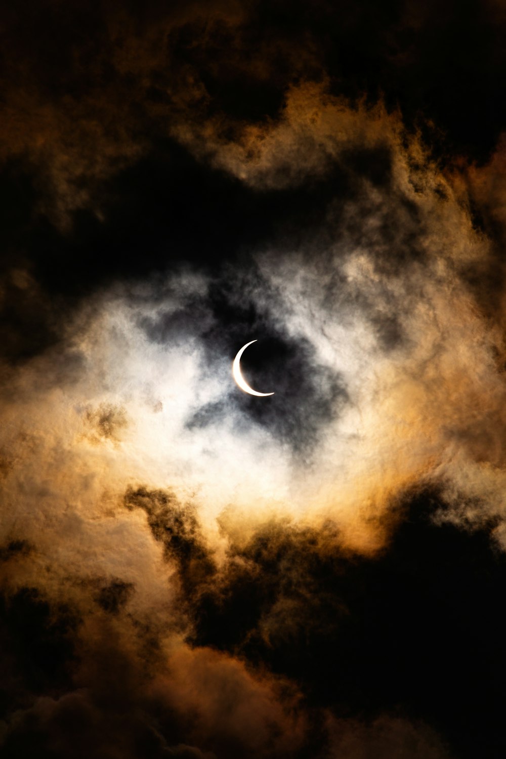 pleine lune couverte de nuages