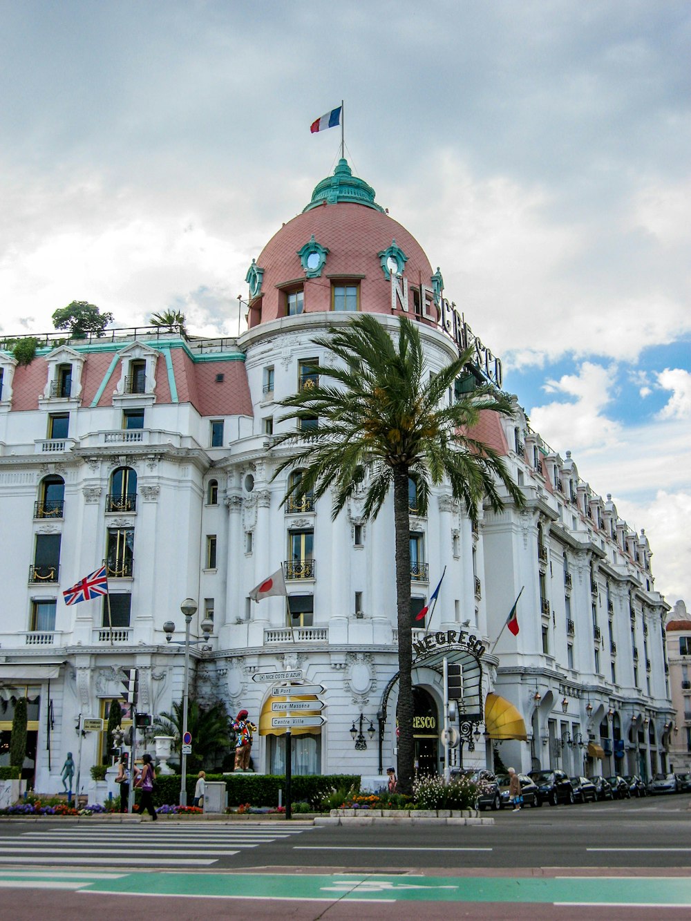 edificio in cemento bianco e verde