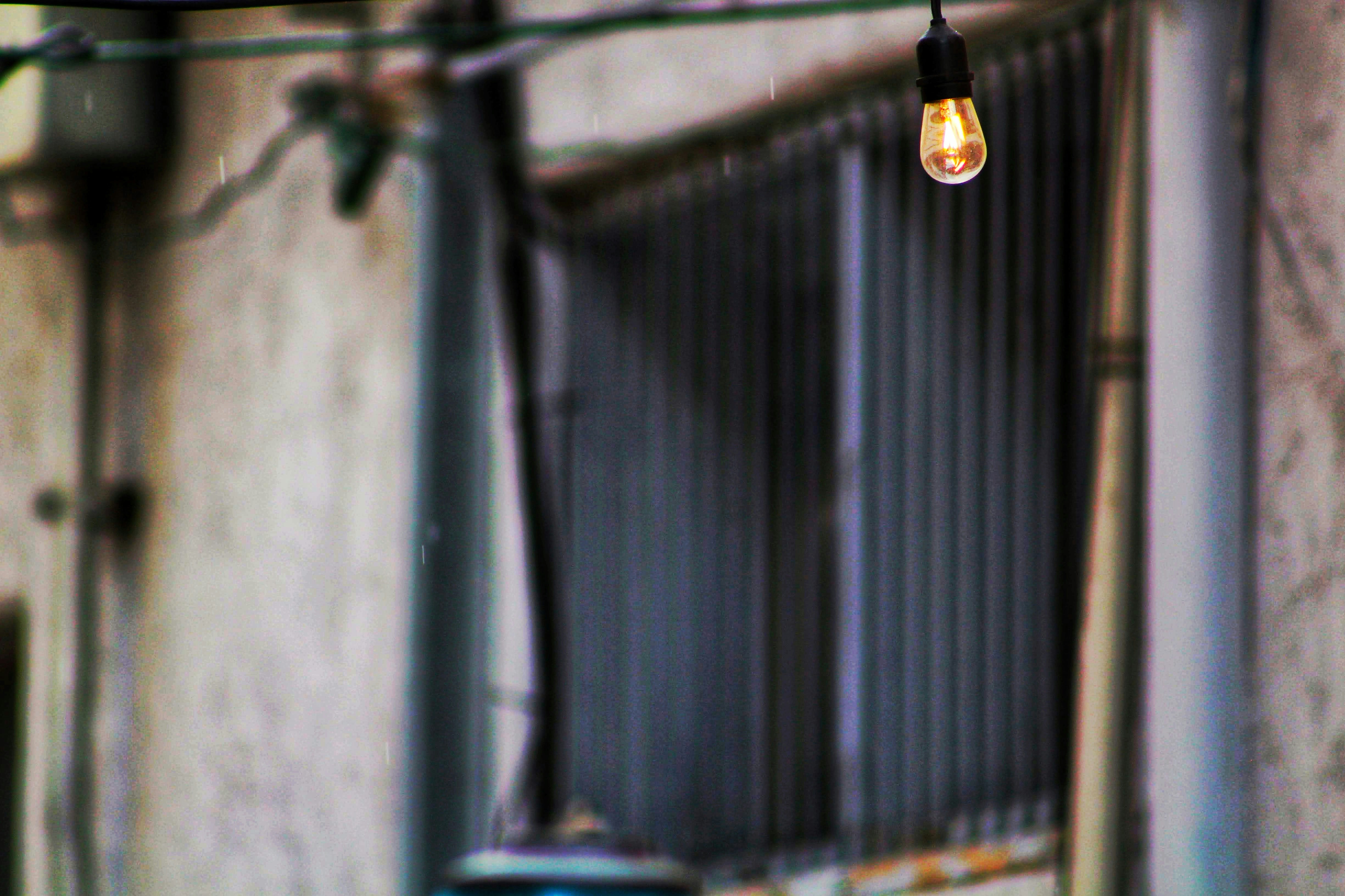 Evde enerji tasarrufu yöntemlerini, düşük elektrik faturalarını ve verimli enerji kullanımını simgeleyen modern bir ev içi görünümü.