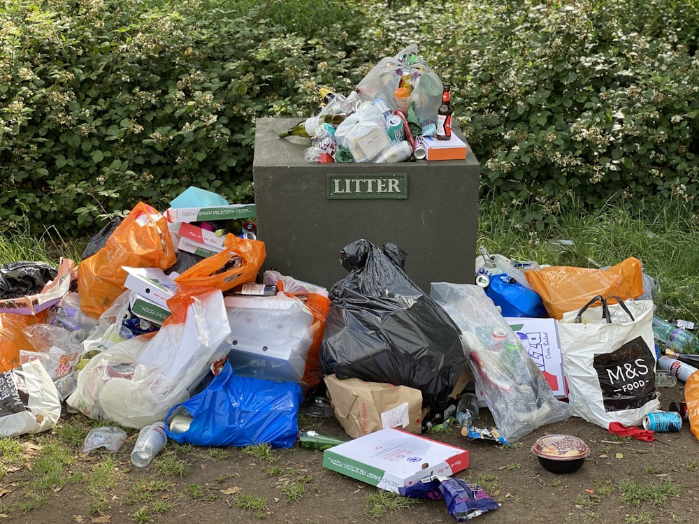 sacs à ordures sur un champ d’herbe verte