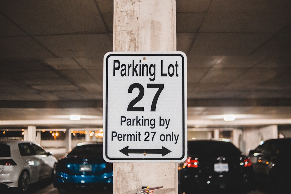 Señal blanca y negra de prohibido estacionar