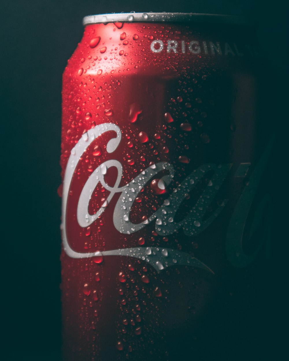 Lata de Coca Cola sobre superficie negra