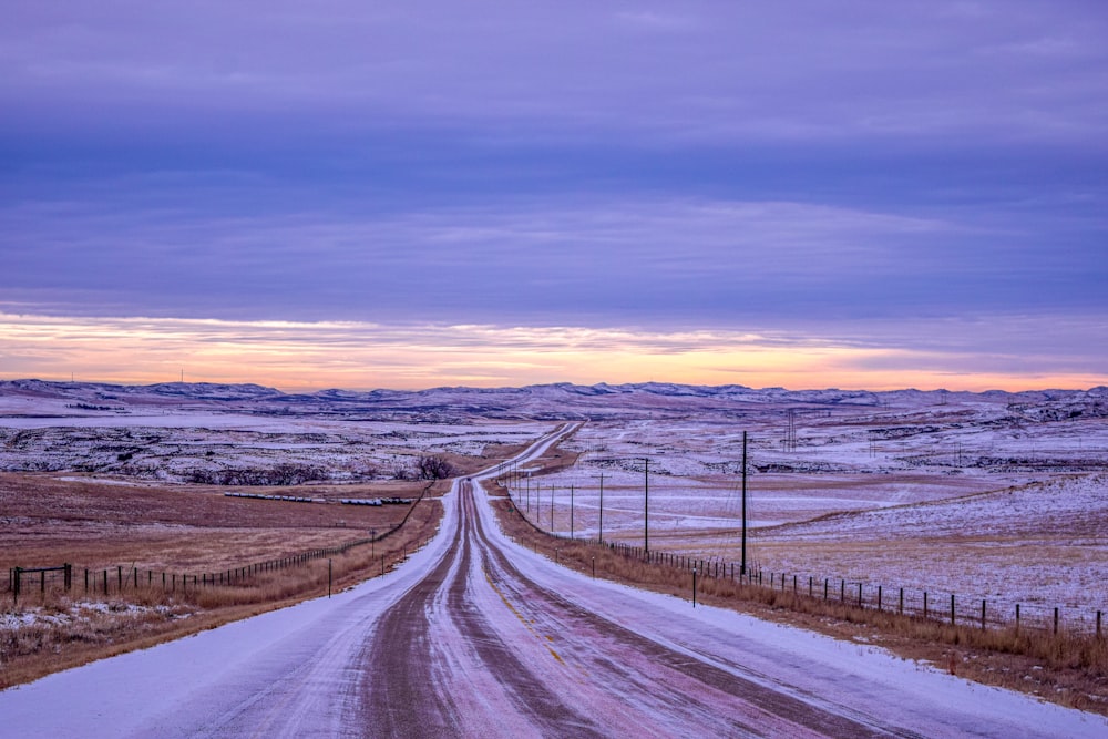 夕暮れ時の雪に覆われた道路