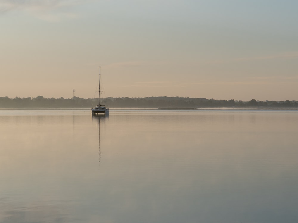 Bateau sur l’eau pendant la journée