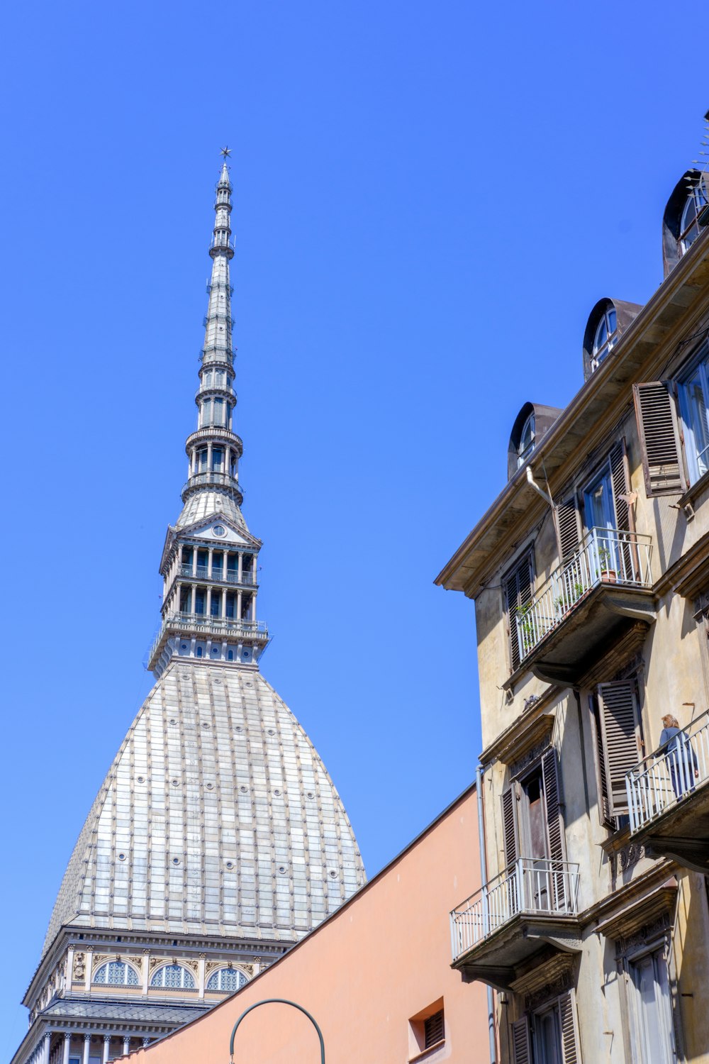 Edificio de hormigón blanco bajo el cielo azul durante el día