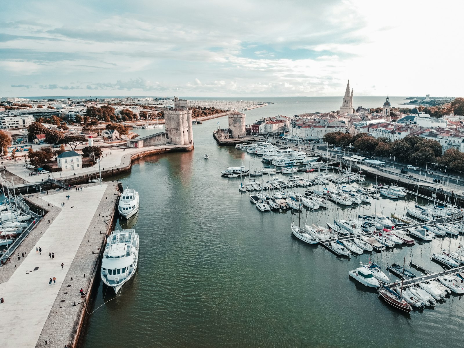 Bateau blanc et bleu sur le Vieux-Port de La Rochelle