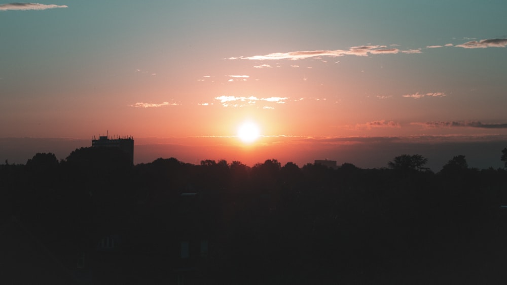 silhouette de bâtiments au coucher du soleil