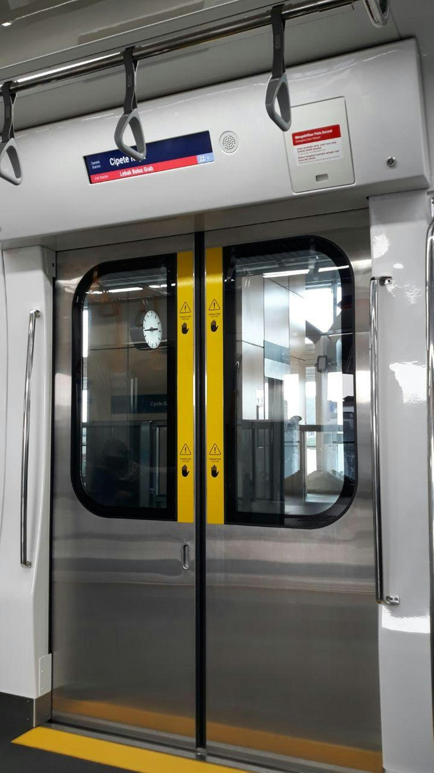 白と赤の電車のドアの写真 Unsplashの無料写真