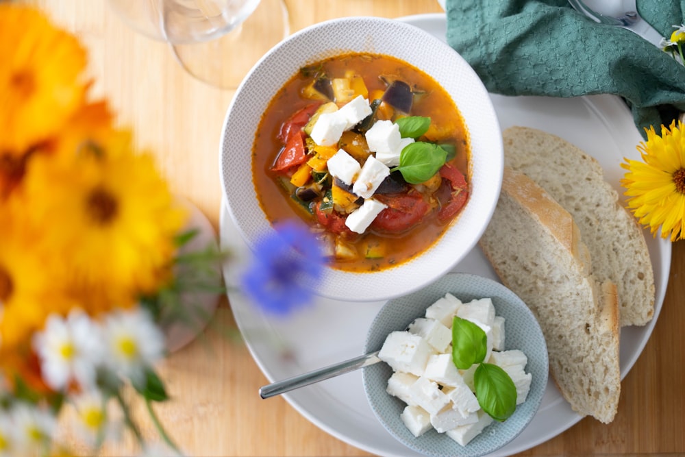 Suppe mit Gemüse in weißer Keramikschüssel