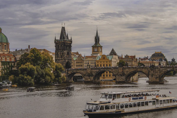 Vista de los tejados de Praga con la Torre de la Pólvora al atardecer