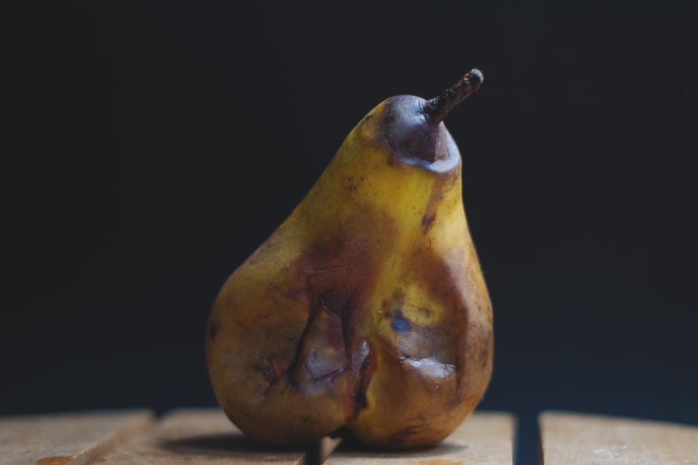 fruits jaunes sur table en bois brun