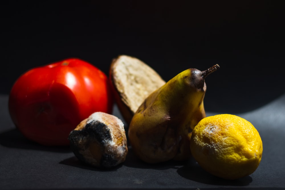 um grupo de frutas e legumes sentados em uma mesa