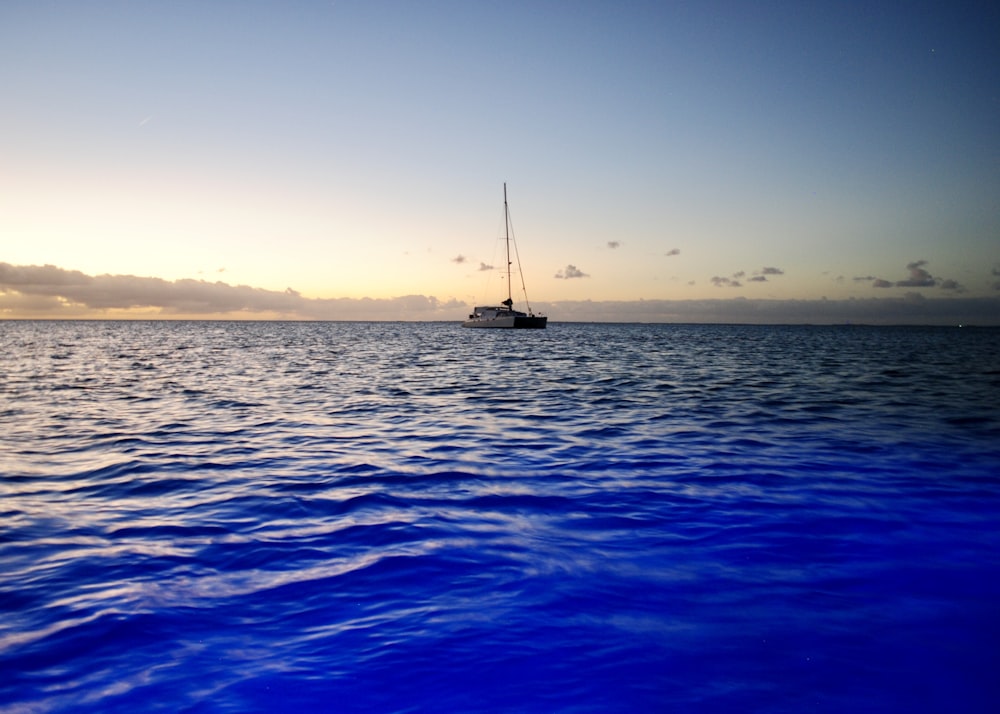 bateau sur la mer pendant la journée