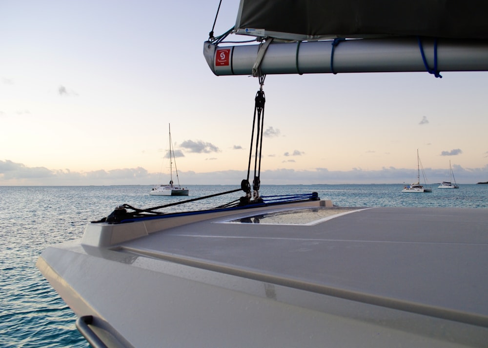 navire noir et blanc sur la mer pendant la journée