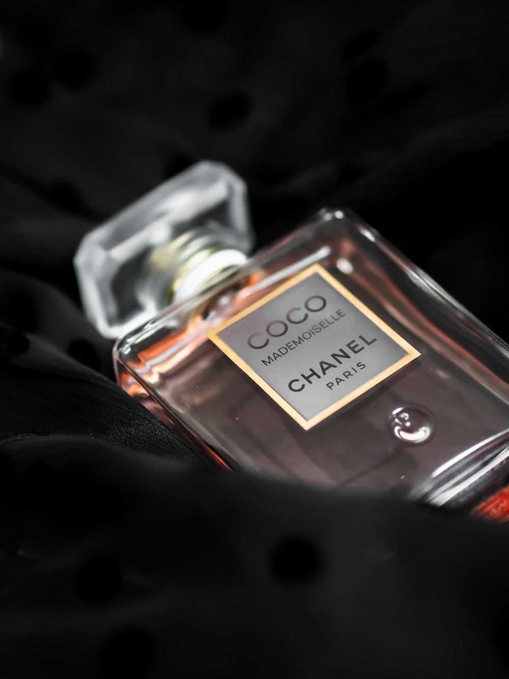 Frasco de perfume de 50 ml sobre tecido preto