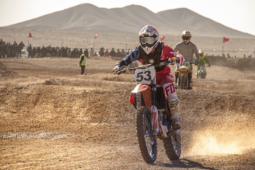 Foto Hombre en traje de motocross rojo y blanco montando motocross cross –  Imagen #yazd gratis en Unsplash