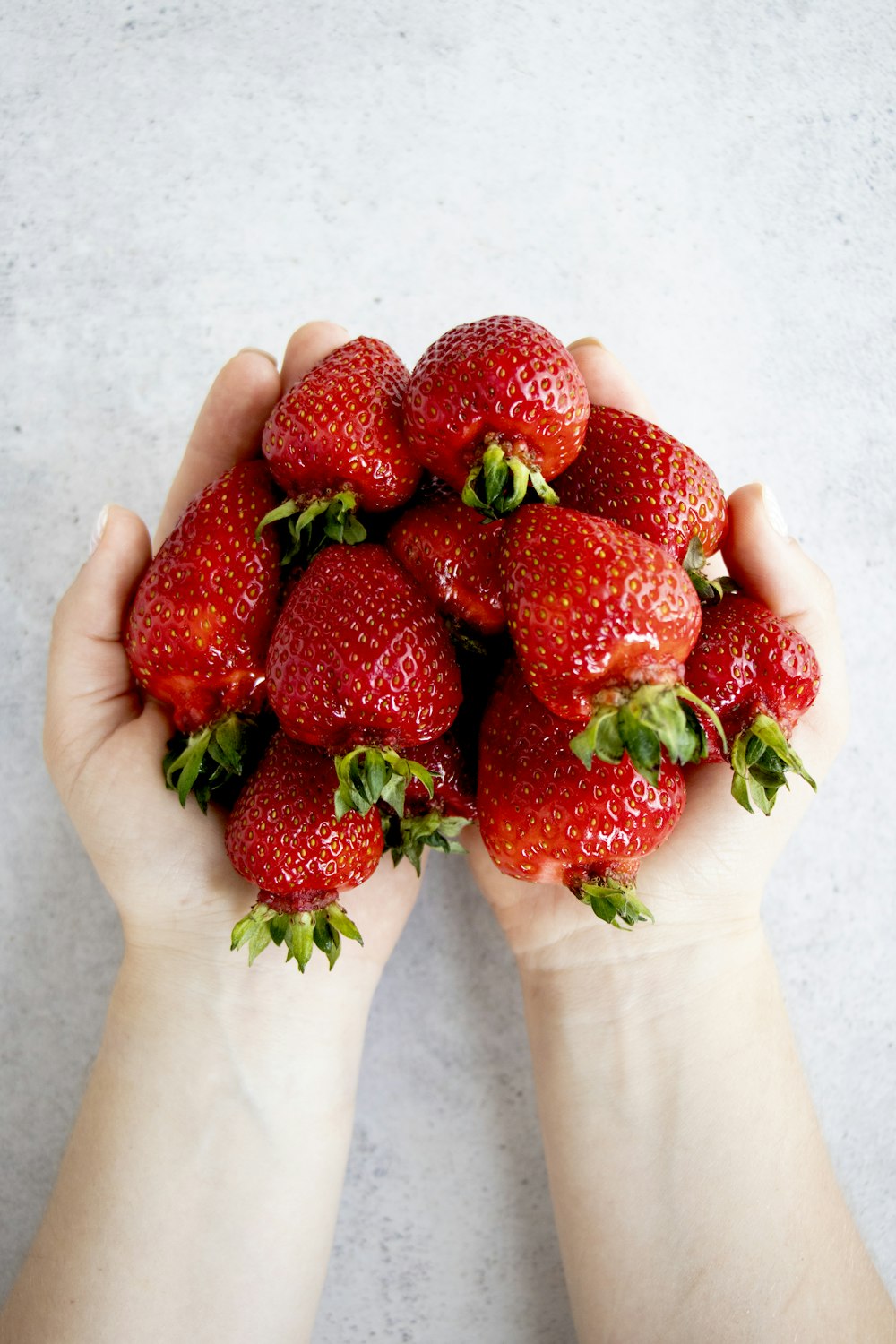 fraises sur la main des personnes