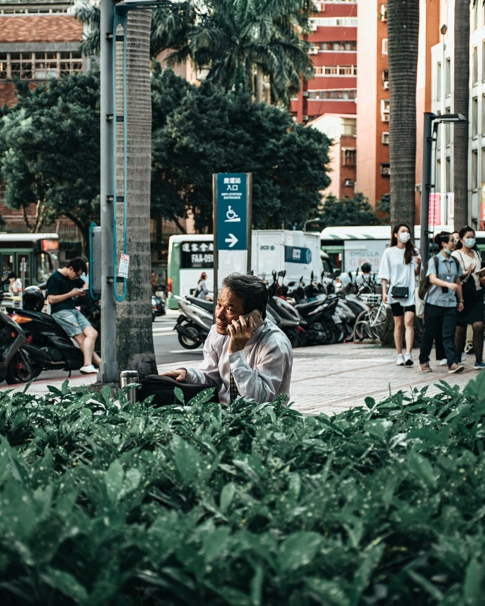 Nikon D7500 + Nikon AF-S DX Nikkor 18-140mm F3.5-5.6G ED VR sample photo. Woman in white shirt photography