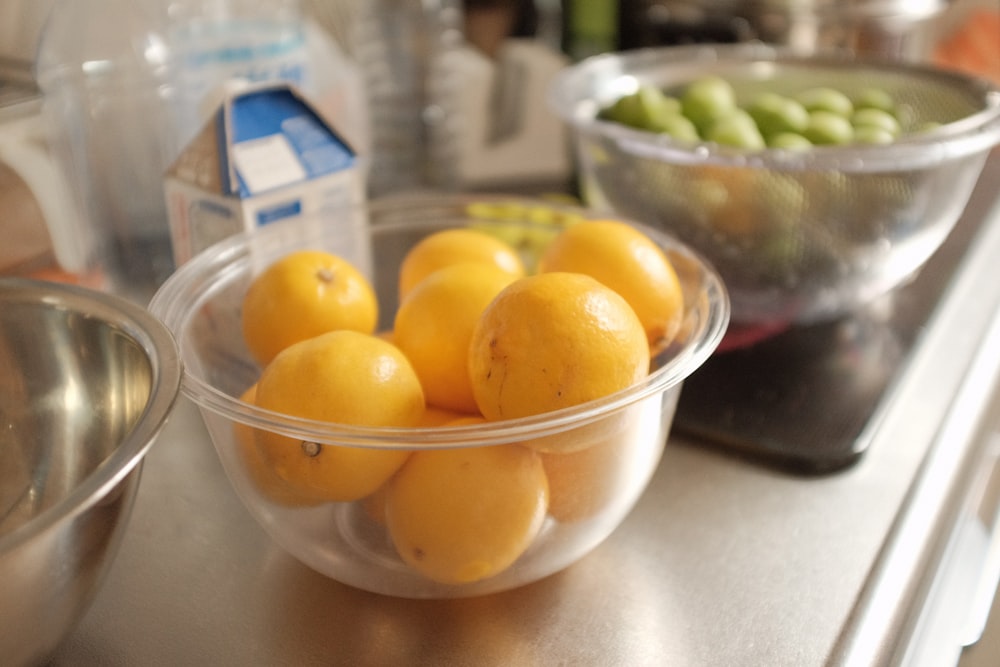 Frutos naranjas en cuenco de cerámica blanca