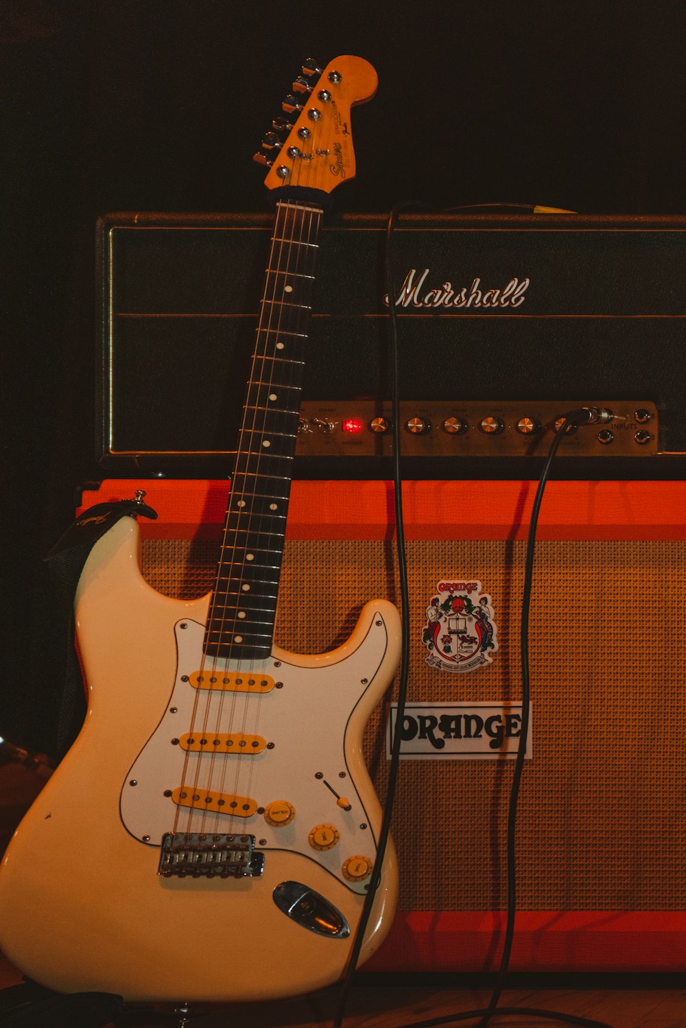 Guitarra eléctrica Stratocaster en blanco y negro