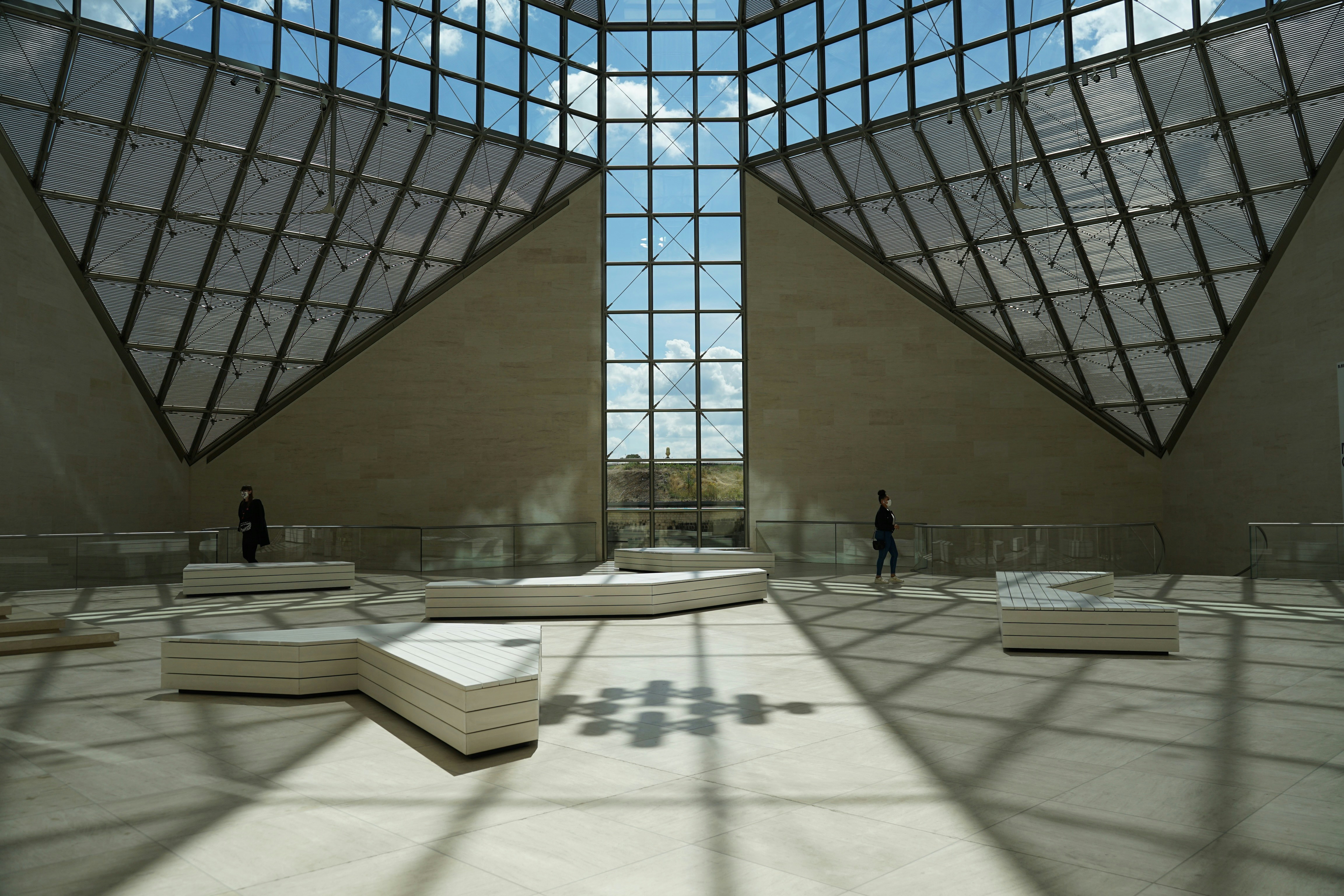 persone che camminano all'interno dell'edificio durante il giorno