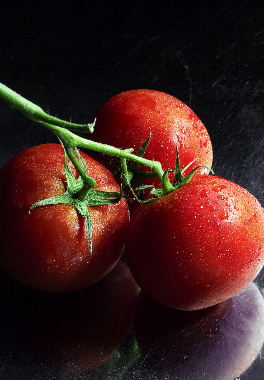 rote Tomate auf schwarzer Oberfläche