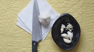 ajos pelados sin la piel en plato