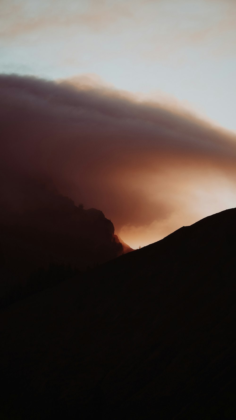 silhueta da montanha durante o pôr do sol