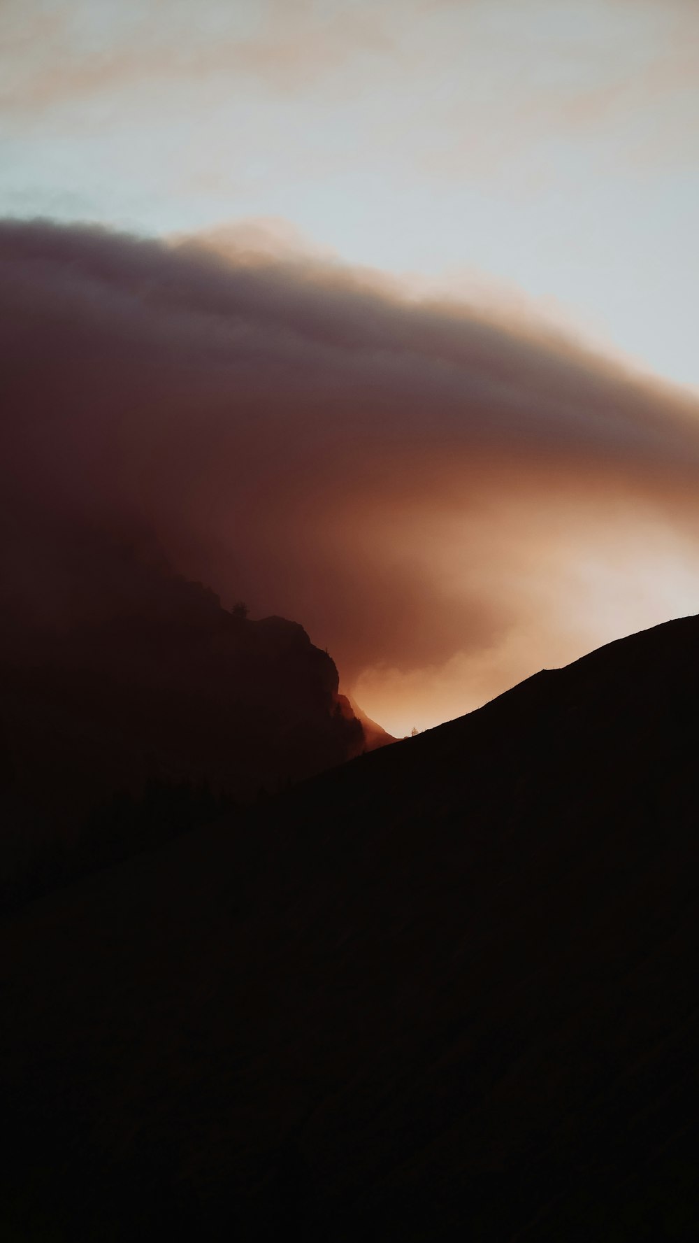 Silueta de la montaña durante la puesta del sol