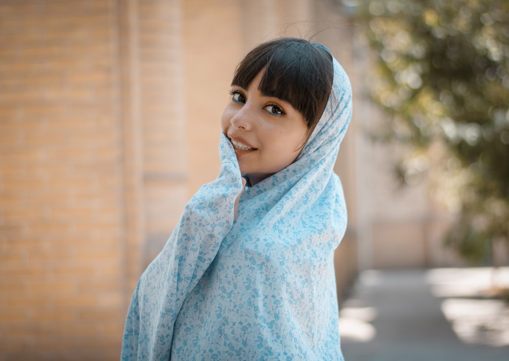 fille en sweat à capuche bleu debout