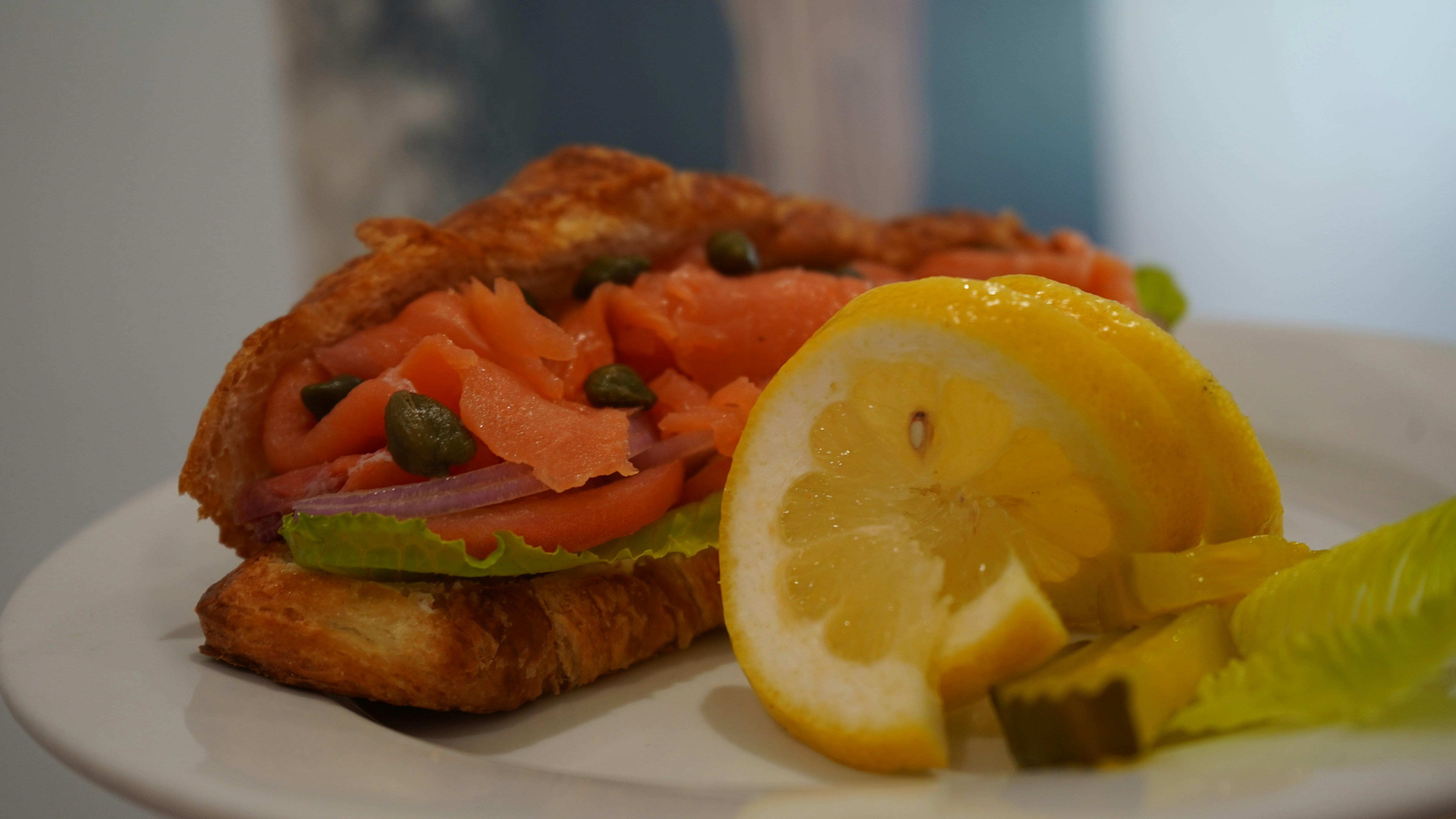 Burgery łososiowe z imbirem i szybko marynowanymi ogórkami