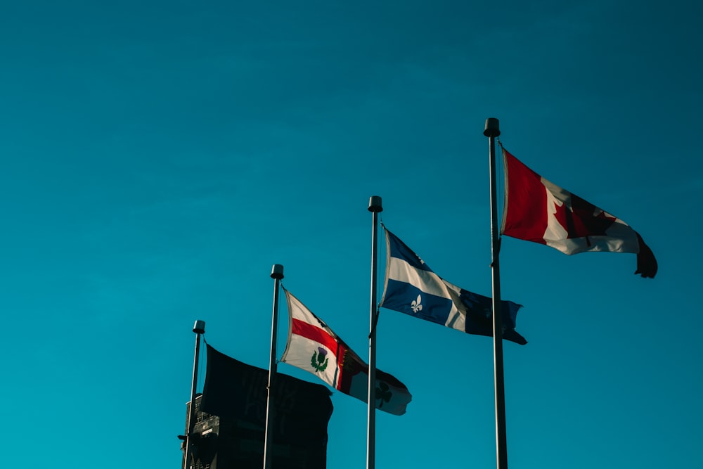 Bandera de nosotros A en el mástil bajo el cielo azul durante el día