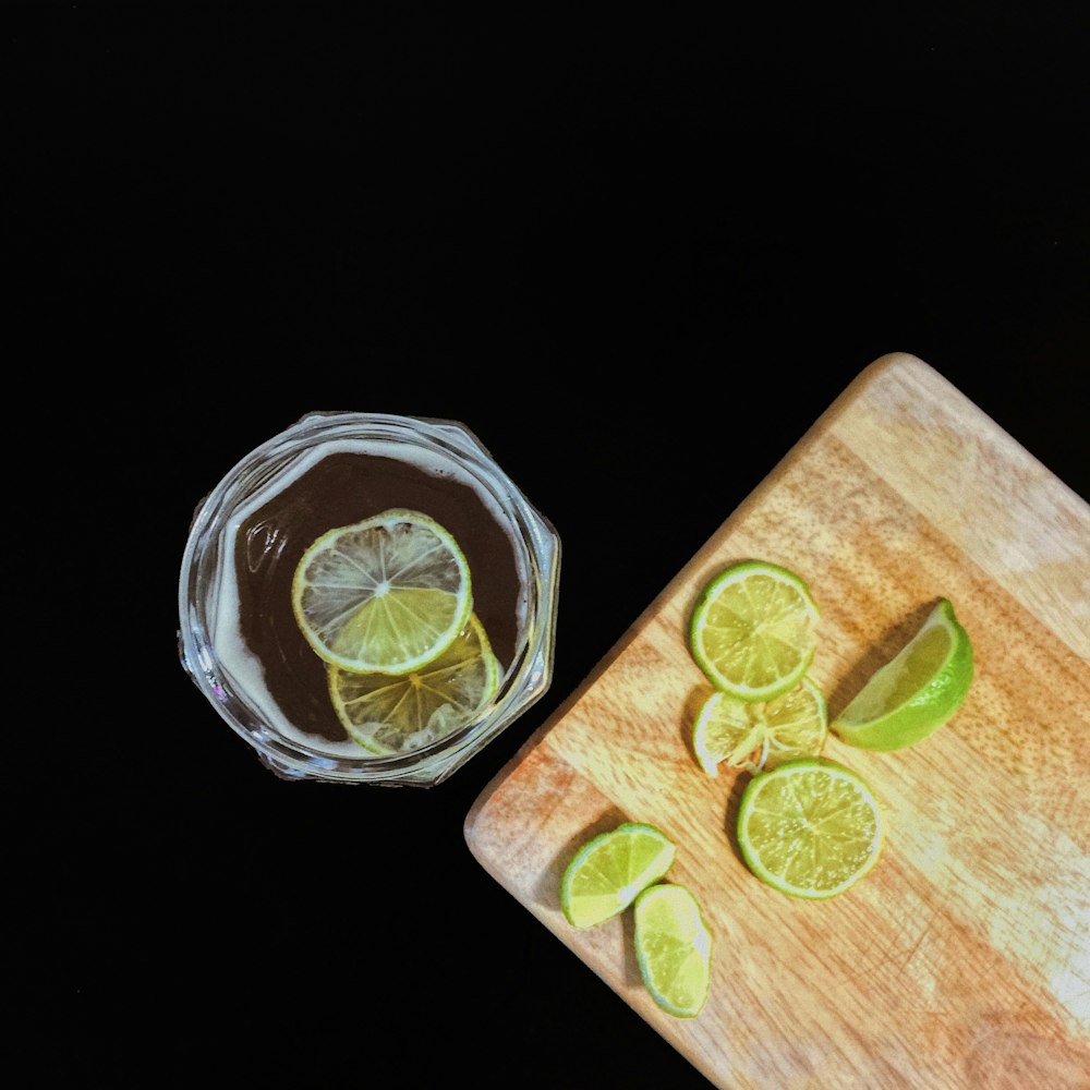 bicchiere trasparente con acqua e limone a fette