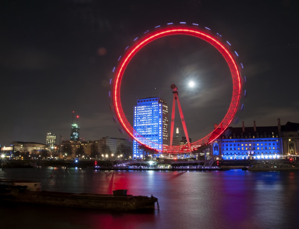 Skyline der Stadt bei Nacht